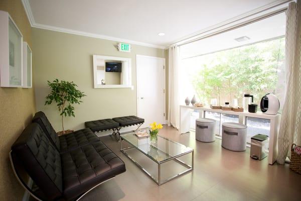 Evergreen Park Dental's office includes our comfortable waiting room on 2290 Birch Street, Suite B Palo Alto, California.