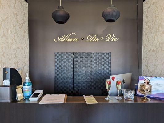 The front desk with glasses of champagne waiting for guests