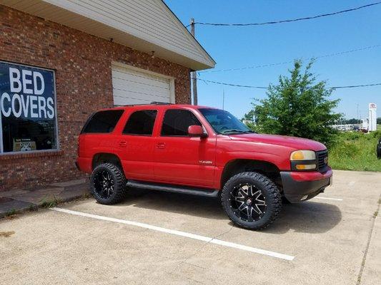 2 WD
 4.5" lift
 20x10 AmericanTruxx wheels