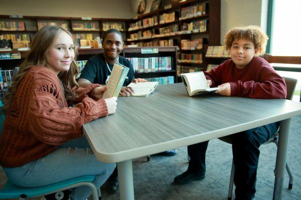 Chesnee Middle School Students Enjoying the Media Center