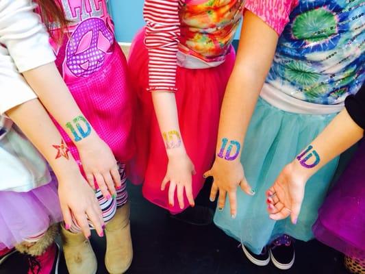 One Direction glitter tattoos!