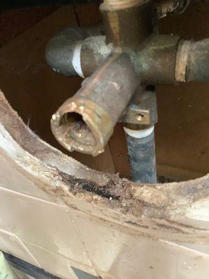 The after picture from ABC - broken valve. ABC is now trying to tell me this is a before picture :/ There was a FAUCET there before!