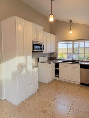 Kitchen Cabinets Painting!