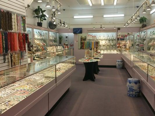 L.D jewelry store is so clean and organized. Definitely a goto place for pearl, jade, semi precise jewelry