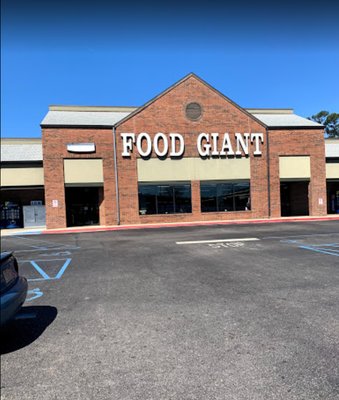 Pinson Food Giant exterior. Grocery store serving Pinson, AL