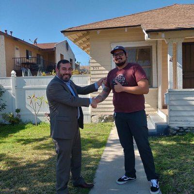 Another happy customer receiving his keys for his new home. Thank you so much for the trust.