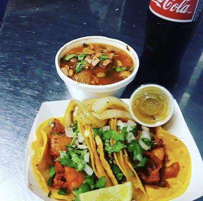 Frijoles rancheros.                   Tacos de pastor con cebolla asada