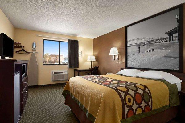 Super 8 By Wyndham Cedar Rapids