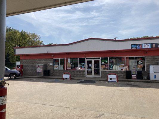 view of front entrance to Jump Start gas station