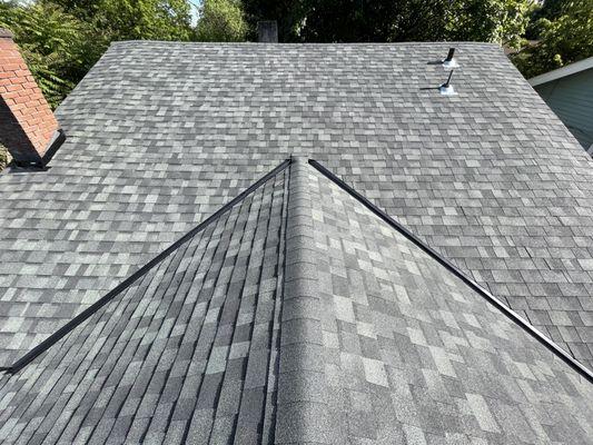 We strive for perfection in our installation practices. This is our Owens Corning TruDefinition Duration package in Estate Gray.