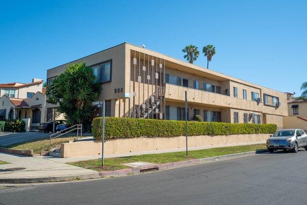 SOLD!! 
$3,700,000
9 Unit apartment building in Beverly Grove