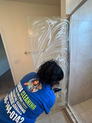 In Miami, a Yeshua Cleaning employee cleans a bathroom in a local Miami home, ensuring every surface is cleaned.