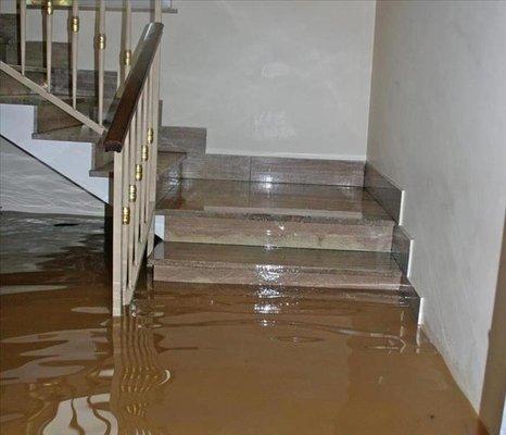 2 pictures of the house after USA-best same day water damage flood repair