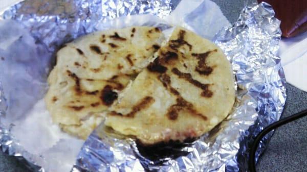 Queso y loroco pupusa