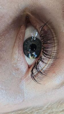 Whispy hybrid lash extensions by Alex