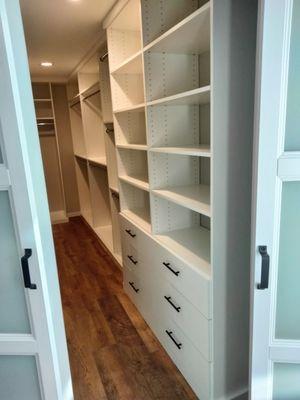 Custom mm modern walk-in closet