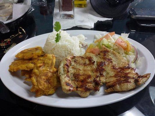 Pechuga de Pollo Acompañada con Arroz Blanco, Tostones, y Ensalada de Repollo