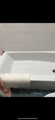 Clean bathtub