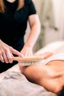 Dry brushing is great for anyone looking for a body detox and intense hydration.⁠ We offer this is many of our body treatment services.