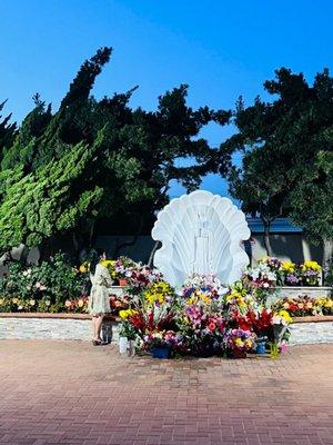 Praying to Mother Mary for blessings to overcome the challenges