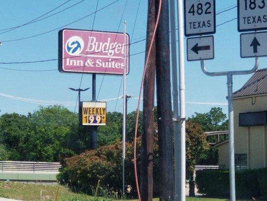 Budget Inn & Suites 2440 airport Freeway Irving TX. The $199.00 weekly rate is a LIE.