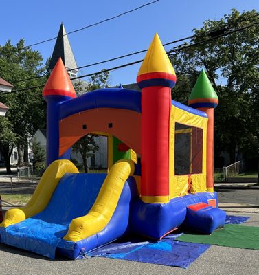 Inflatable bounce house