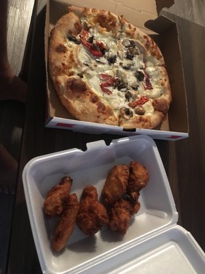 Grilled chicken Alfredo pizza with chicken wings