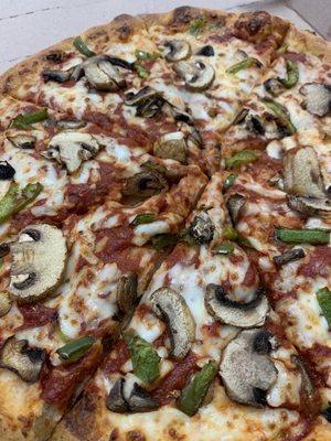 Medium mushroom & green pepper pizza