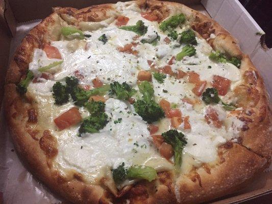 White pizza w veggies