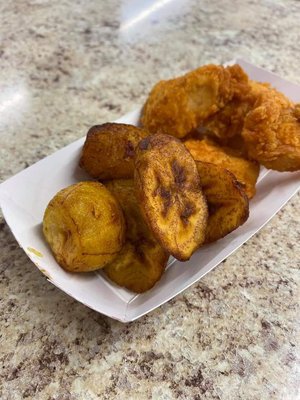 Chicharones de Pollo con Platanos Maduros / Fried Chicken Chunks with Sweet Plantains