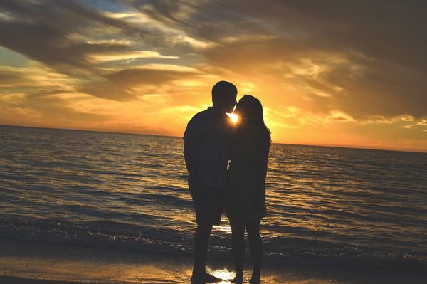 Family session, picture of the couple during sunset