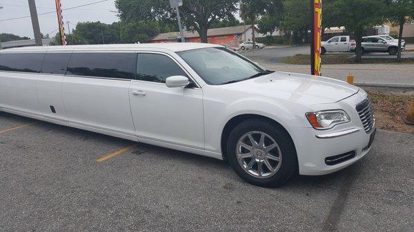 Kings Executive Limo Chrysler 14 Passenger 1