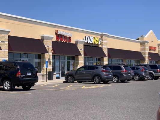 Maplewood Nails Minnesota  By the Subway and Dumpkin Donuts.