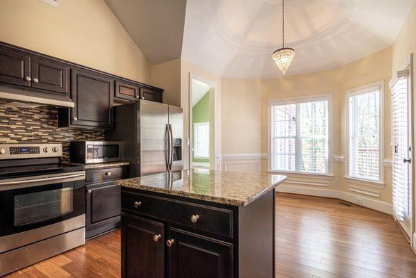 Fully Cleaned Kitchen & Breakfast Nook