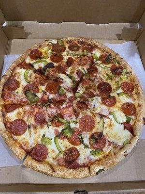 Large pepperoni and green bell pepper pizza