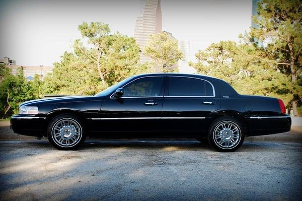 Lincoln Town Car Sedan (seats 3)