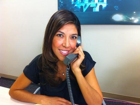 Abogada, Rocio S. Becerril, participando con Telemundo Chicago contestando preguntas sobre inmigración.