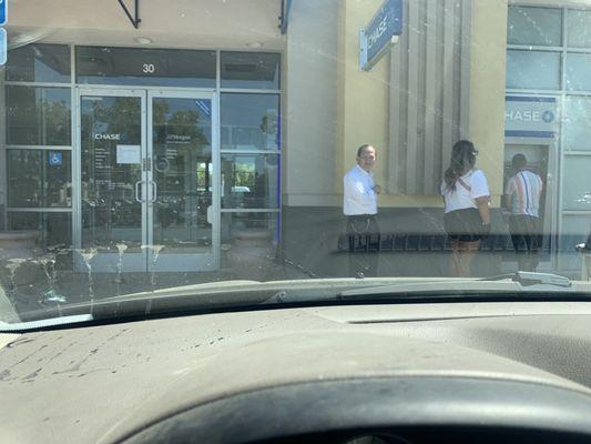 Esperando a usar el cajero automático