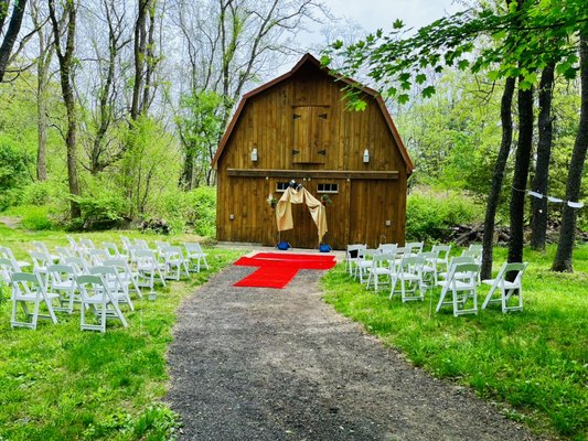 A good old fashion American barn makes a gorgeous ceremony background! 5/14/22!!!