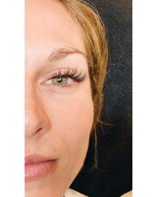 Classic lashes to enhance the eyes