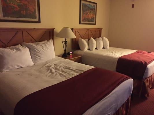 Room with 2 queen beds