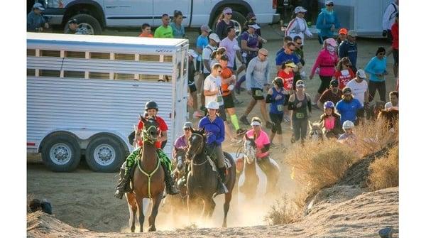 A big but organized scramble at the start. Obviously horses line up first.