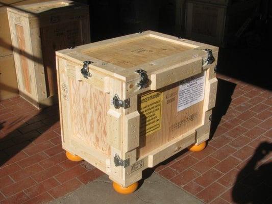 Reusable shipping crate with link locks and skid mates