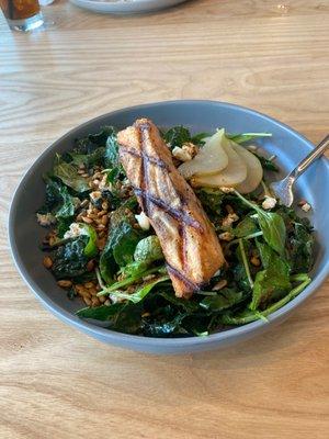 Peppery and sweet salad with a salmon side