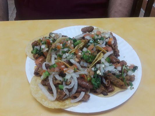 Tacos de tripas with pico de gallo.