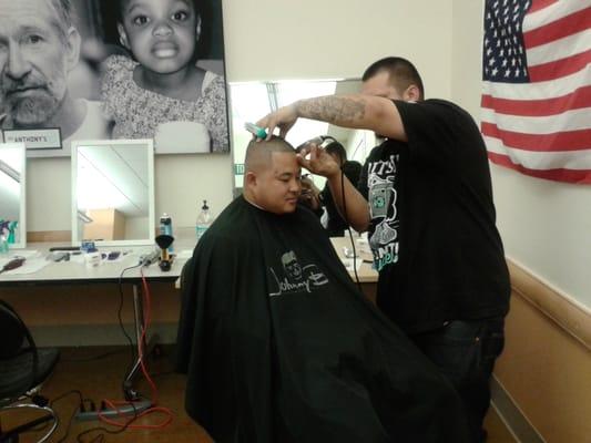 student cutting hair for the veterans event in san francisco