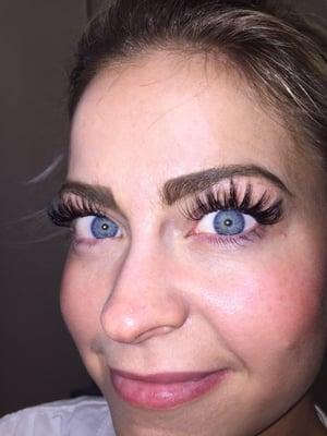 WOW! Full set of lashes By Elizabeth!