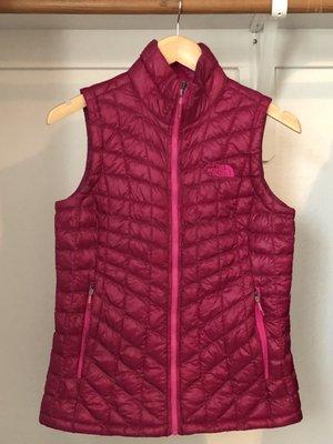 Fushia North Face puffy vest size XS in great condition. What a rare find at an excellent price!