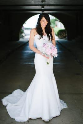 bridal portrait under archway, photo by http://veronicavaros.com