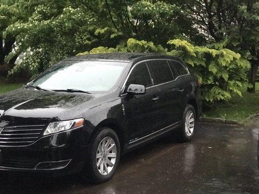 Lincoln MKT for 4 passengers, with just a bit more luggage.